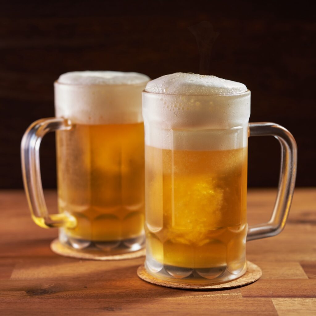 Zwei Gläser Bier - sie beeinflussen Gicht Symptome