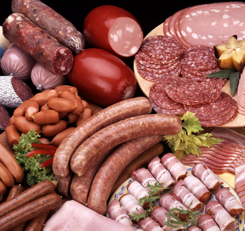 Eine Auswahl an verarbeiteten Wurstsorten und Fleischprodukten