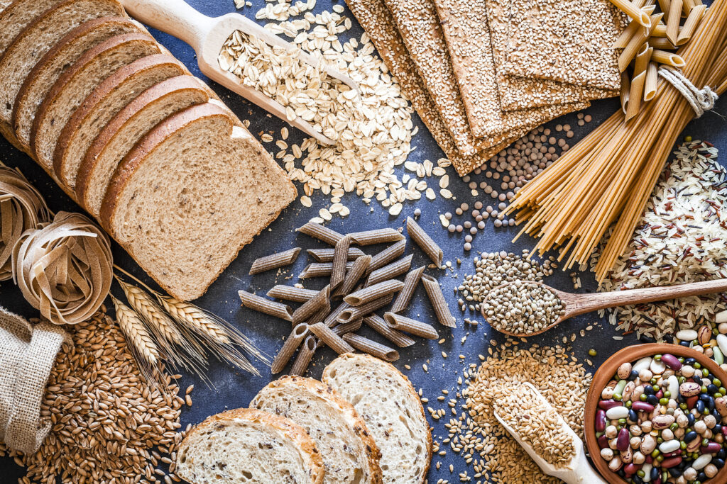 Variation an Vollkornprodukten wie Brot und Nudeln