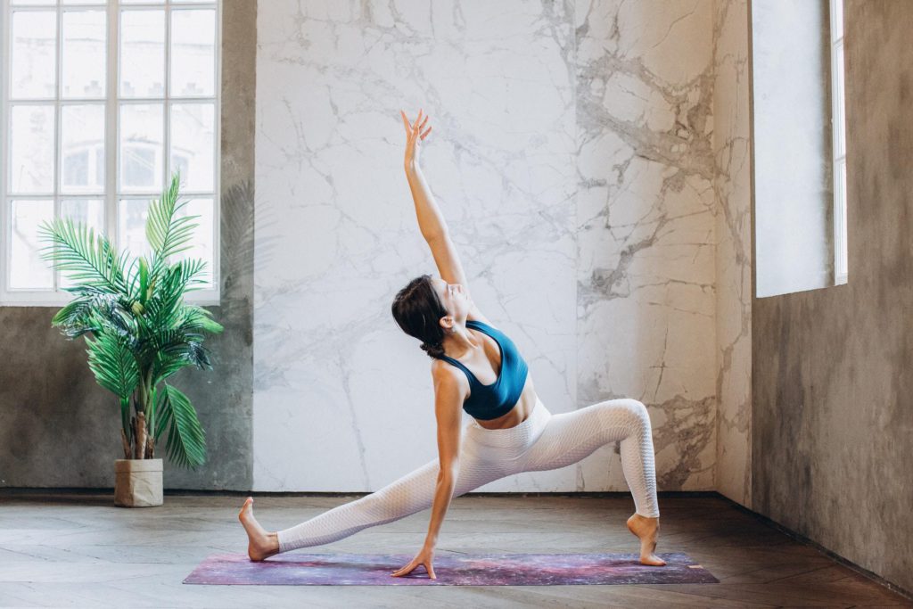 Frau macht Yoga
