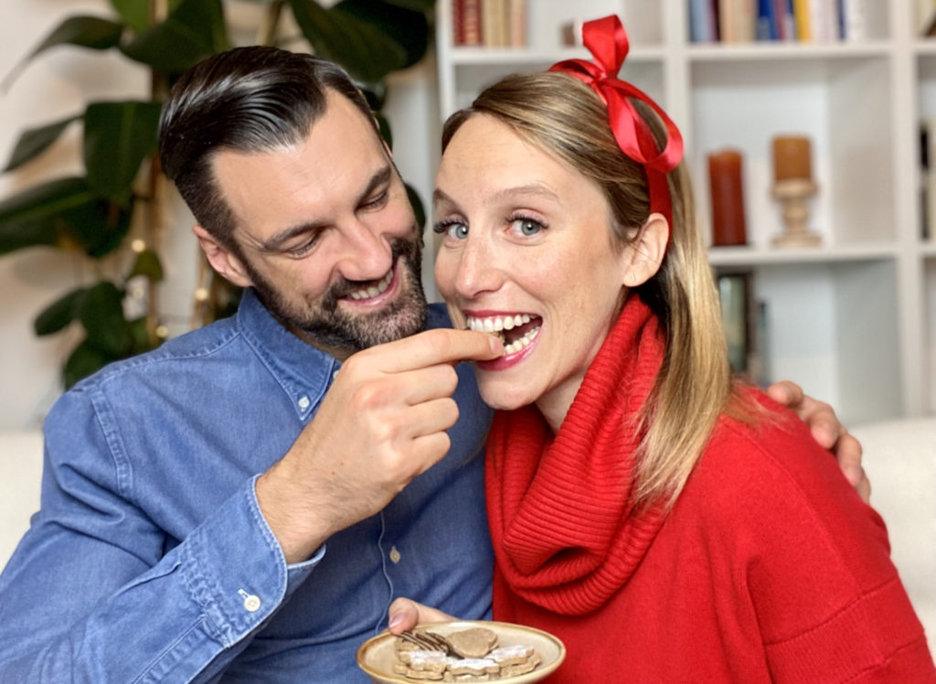 Frau und Mann essen Weihnachtskekse