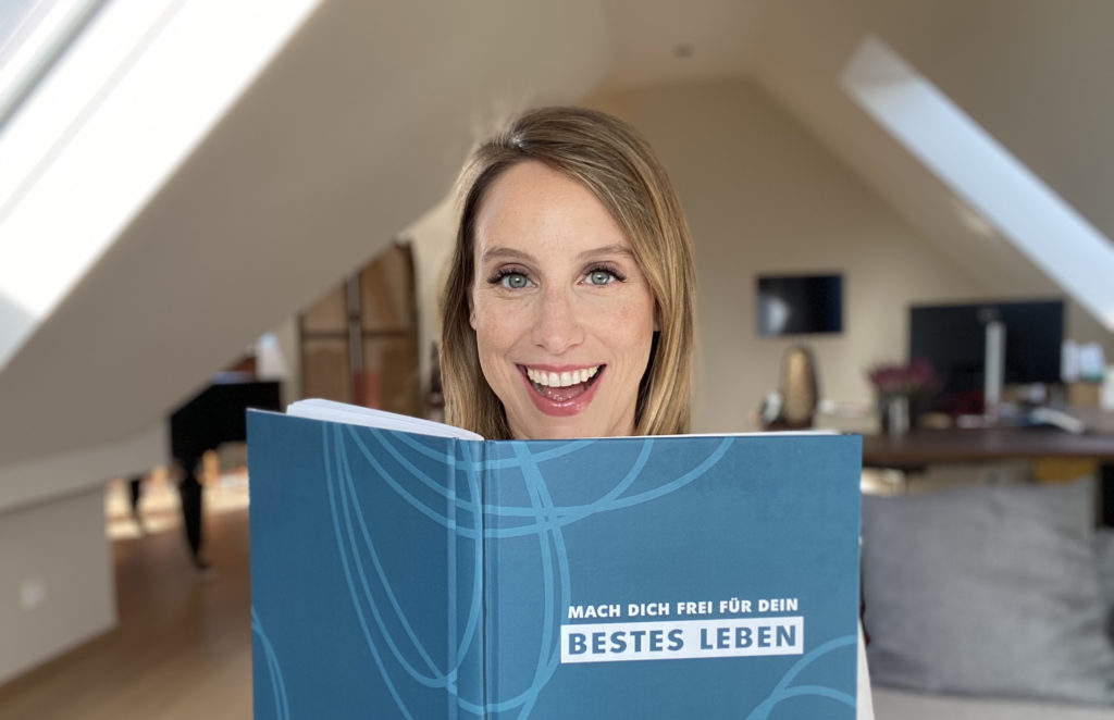 Frau schreibt in Tagebuch