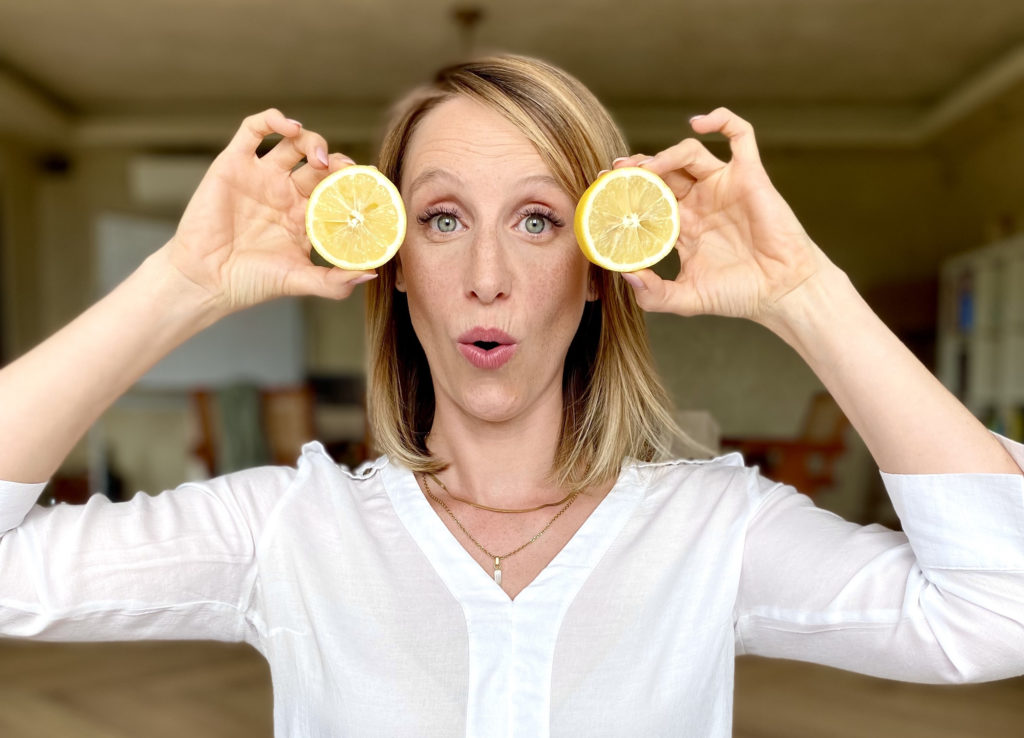 Frau mit zwei Zitronen in der Hand