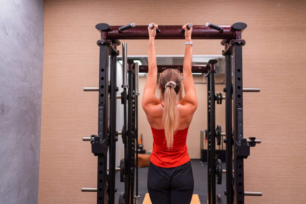 Frau im Fitnessstudio beim Training
