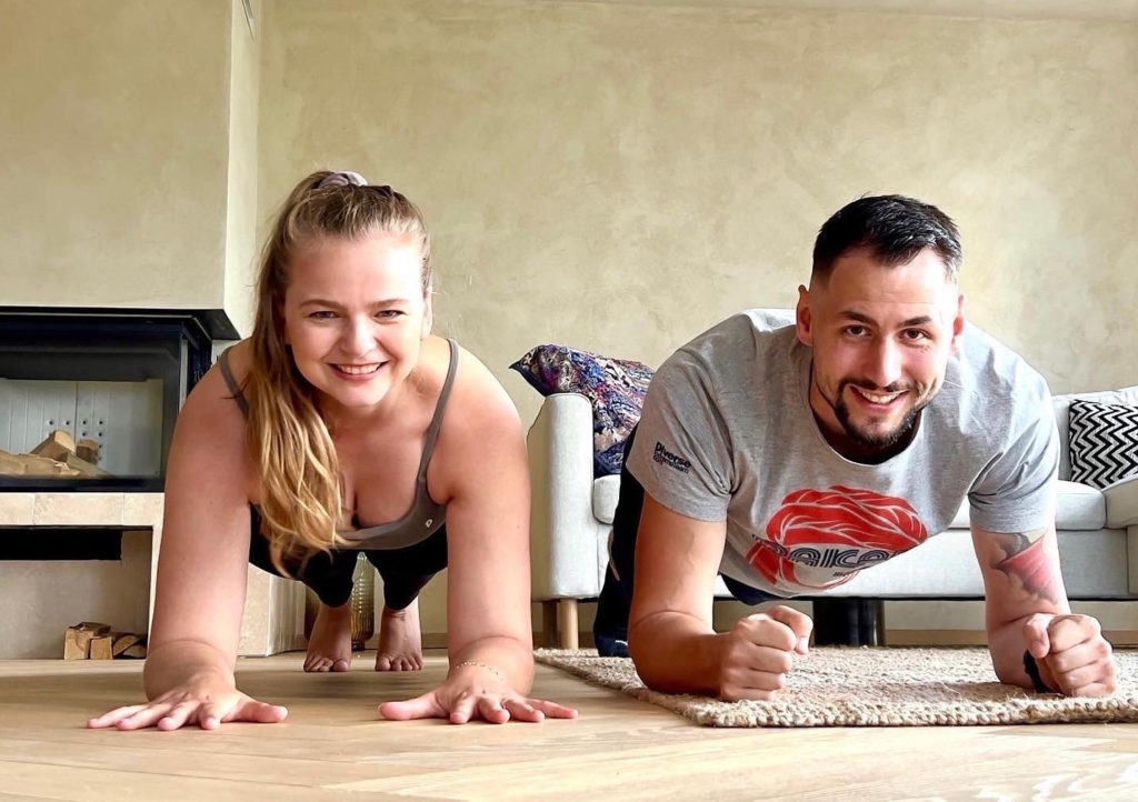 Mann und Frau üben Planks