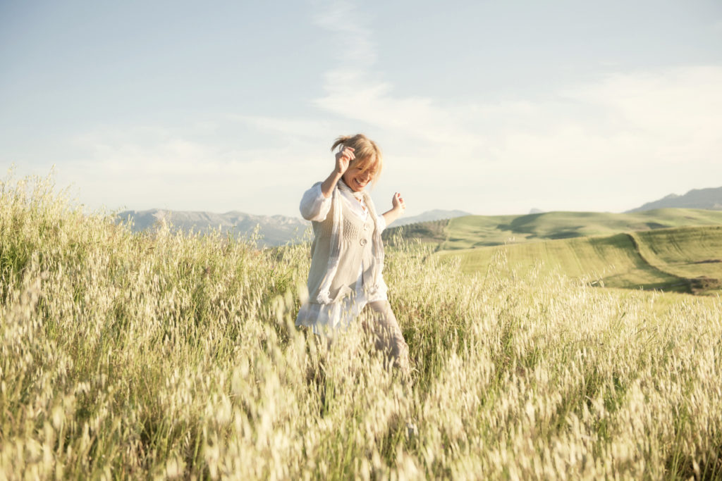 Frau im grünen Feld