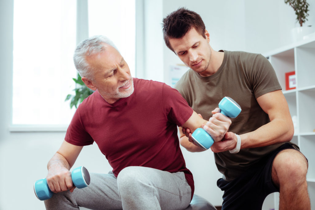 Sportphysiotherapeut zeigt Übungen