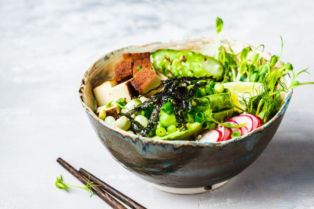 Vegane Bowl mit frischem Gemüse