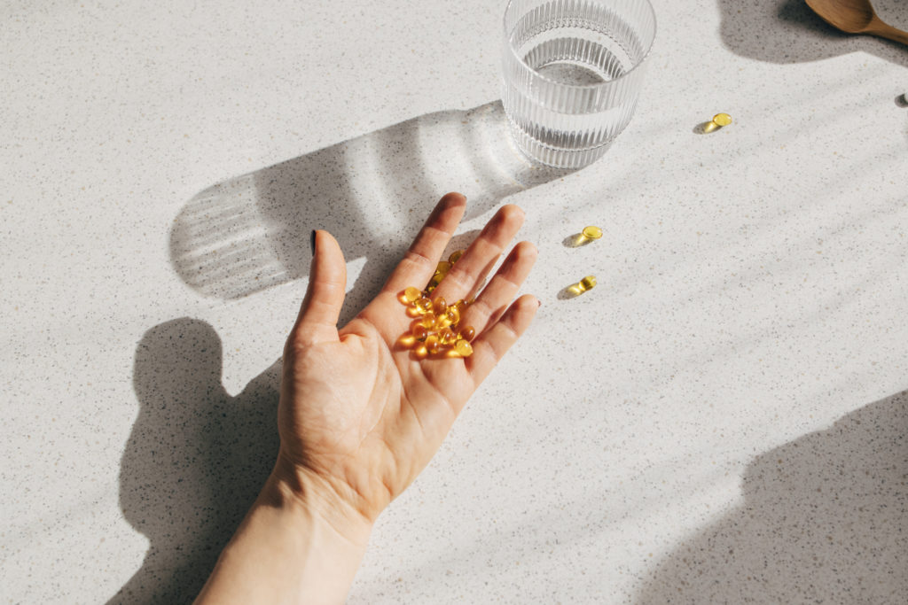 Vitamin D3 Kapseln in einer Hand