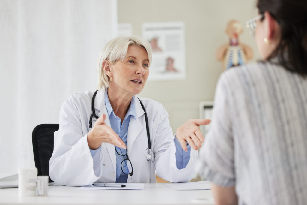 Ärztin berät Patientin