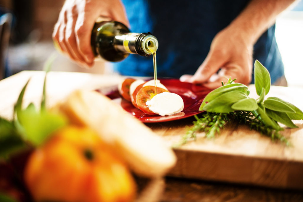 Salat Caprese mit Tomaten und Mozzarella