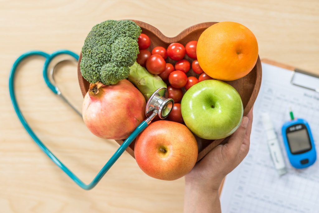 Obst in Schüssel und Stetoskop
