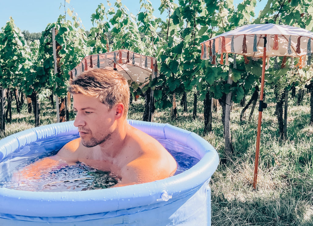 Mann sitzt im Eisbad