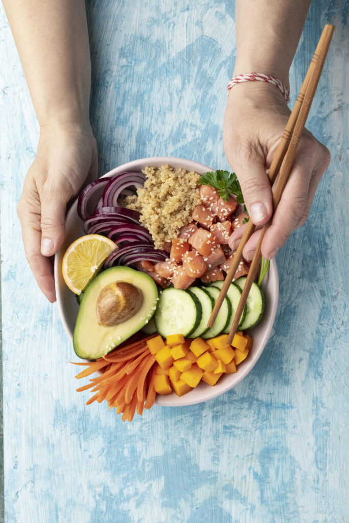 Poke Bowl mit Lachs und Gemüse