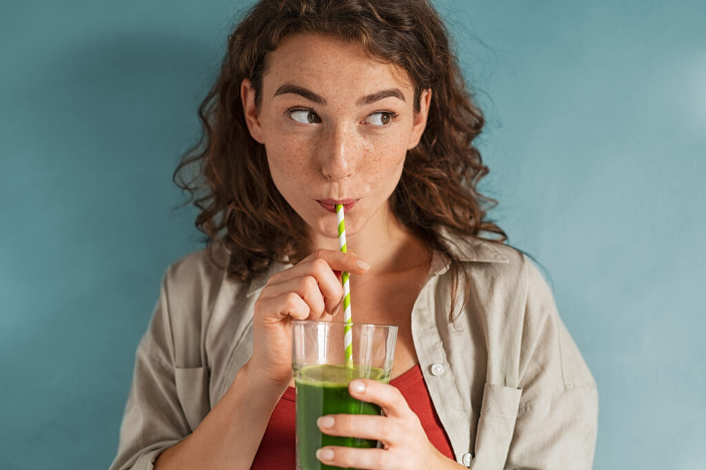 Frau trinkt Smoothie