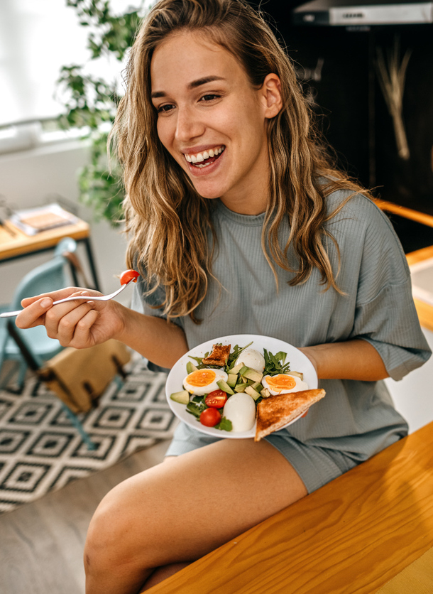 Frau beim essen