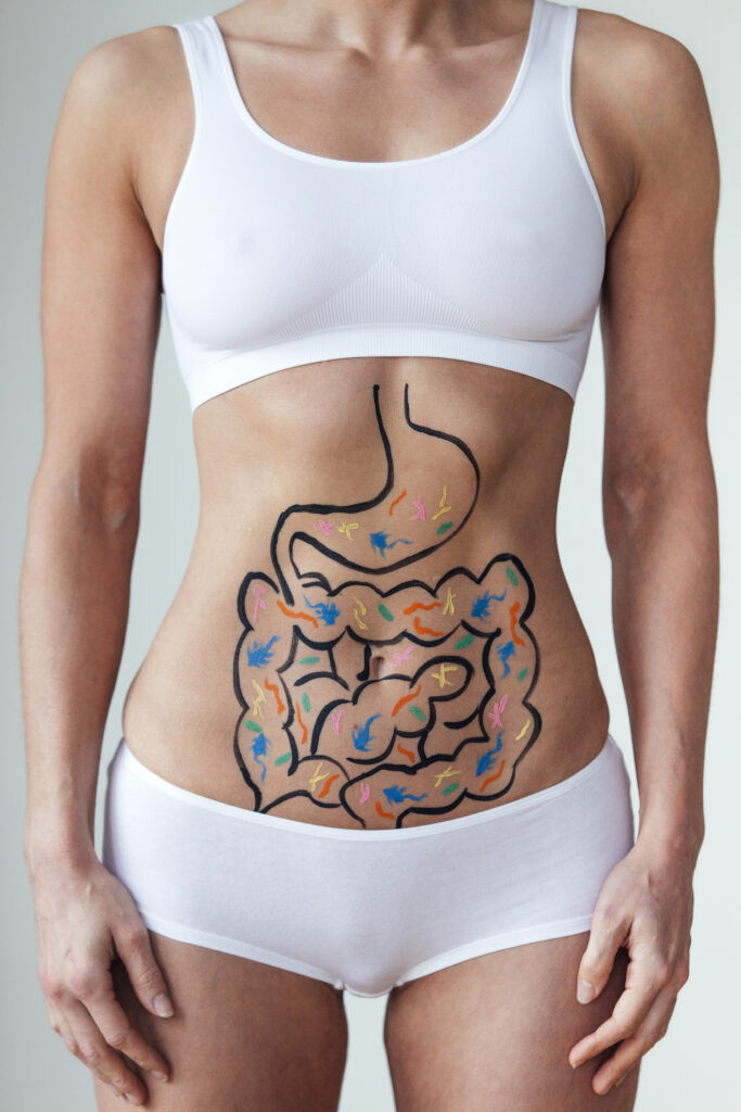 Frau zeigt Bauch
