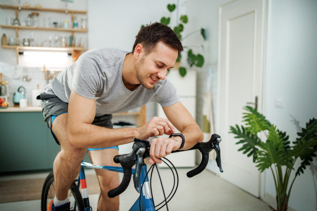 Mann auf Ergometer